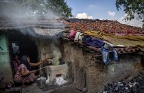Szénnel fűtő asszony egy kelet-indiai faluban. "Ha van szén, élünk, ha nincs, nem élünk" - mondja.