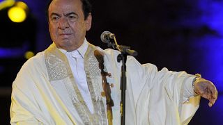 المطرب السوري صباح فخري يغني خلال مهرجان قرطاج الدولي السادس والأربعين في المسرح الروماني في قرطاج، تونس، يوم 27 يوليو 2010.