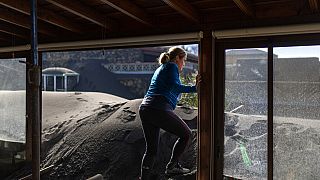 Cristina Vera abandona su casa, cubierta de ceniza, en la isla canaria de La Palma (España), este lunes 1 de noviembre.