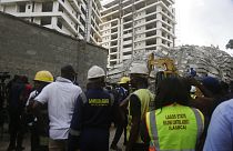 Az összedőlt 21 emeletes épület romjainál zajlik a mentés -  Lagos, Nigeria