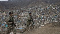 Katonák vigyázzák a temetőket Peruban