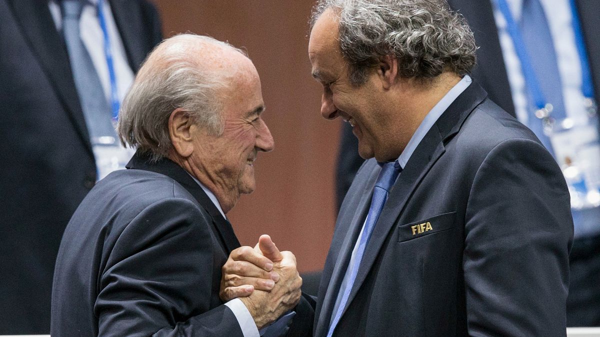 Eski FIFA Başkanı Sepp Blatter (sol), eski UEFA Başkanı Michel Platini