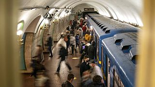 Tömeg a kijevi metróban