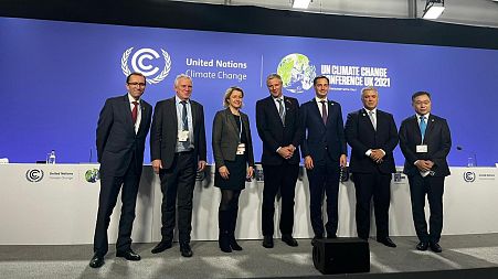 Colombian President Duque (second from right) poses for a 'family photo' at COP26.