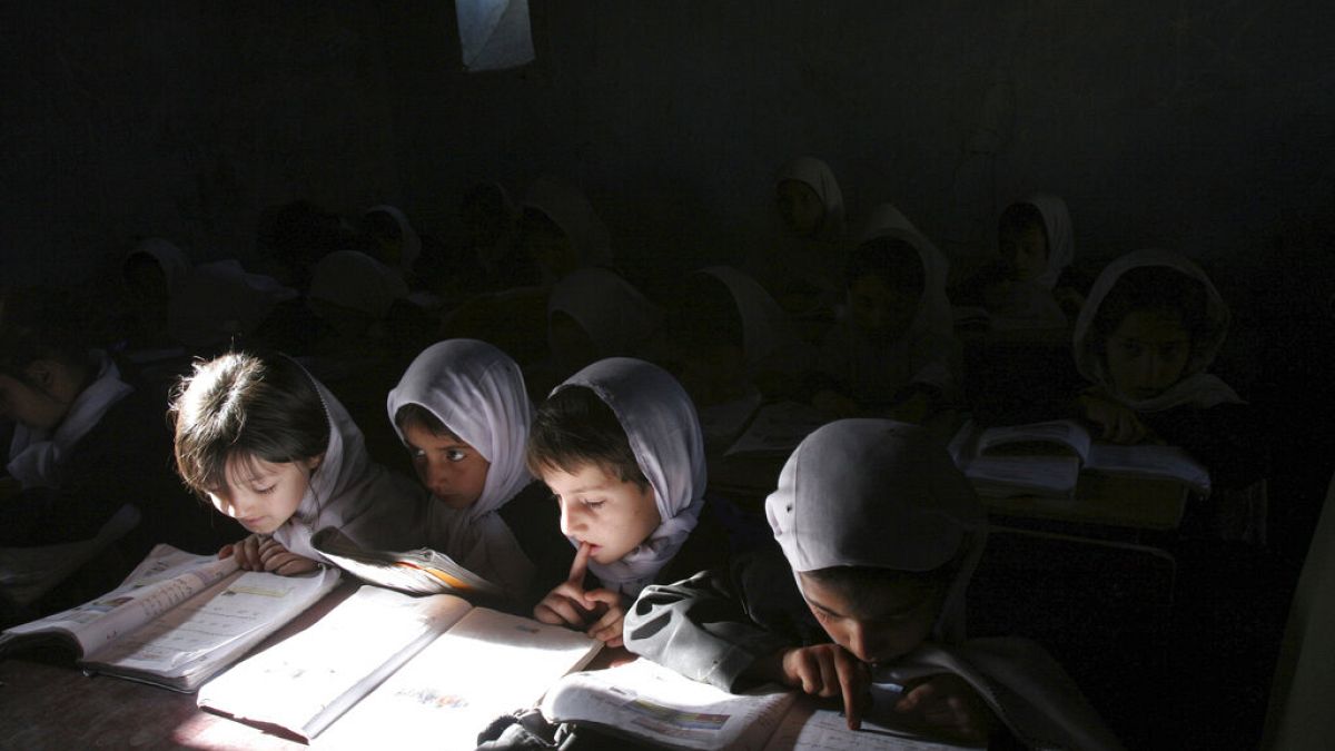 Taliban: Kız öğrencilerin okula dönmesi için çalışıyoruz; maddi desteğe ihtiyacımız var