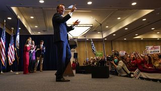 وصول حاكم فرجينيا المنتخب غلين يونغكين للتحدث في حفل ليلة الانتخابات في شانتيلي، فيرجينيا. 2021/11/03
