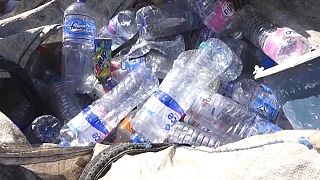 جمع النفايات البلاستيكية في تونس بهدف إعادة تدويرها. 2021/10/28