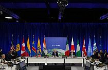 الرئيس الأمريكي جو بايدن ورئيسة المفوضية الأوروبية أورسولا فون دير لاين ورئيس الوزراء البريطاني بوريس جونسون في قمة المناخ COP26