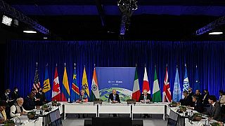الرئيس الأمريكي جو بايدن ورئيسة المفوضية الأوروبية أورسولا فون دير لاين ورئيس الوزراء البريطاني بوريس جونسون في قمة المناخ COP26