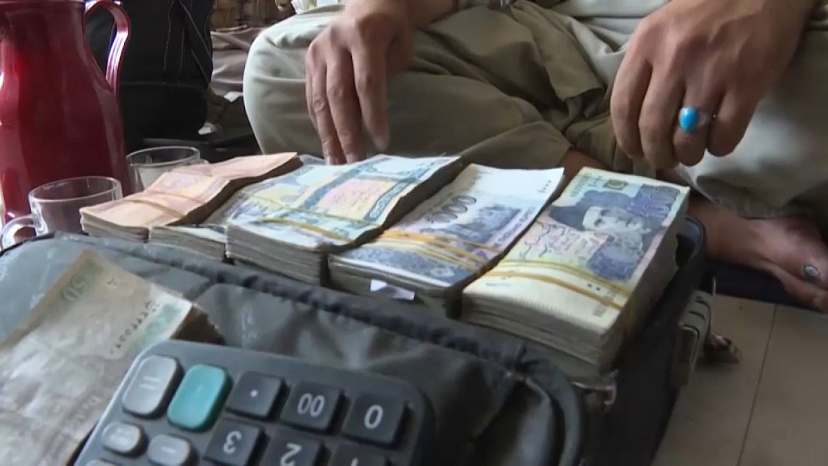 Talibãs proíbem uso de moedas estrangeiras