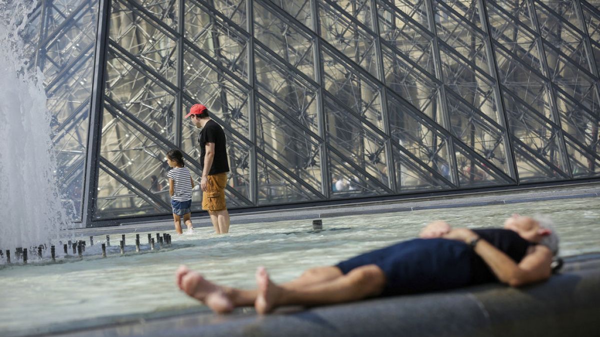 Küresel ısınmayla birlikte aşırı sıcaklar sebebiyle hayatını kaybedenlerin sayısı son yıllarda artış gösterdi. (Paris Louvre Müzesi, Ağustos 2016)