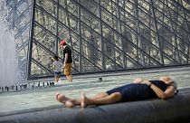 Küresel ısınmayla birlikte aşırı sıcaklar sebebiyle hayatını kaybedenlerin sayısı son yıllarda artış gösterdi. (Paris Louvre Müzesi, Ağustos 2016)