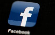 آرم فیس بوک بر روی یک آیپد. فیس بوک اعلام کرد که سیستم تشخیص چهره خود را حذف می کند