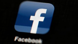 آرم فیس بوک بر روی یک آیپد. فیس بوک اعلام کرد که سیستم تشخیص چهره خود را حذف می کند