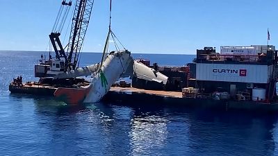 Hawai'de düşen kargo uçağnın enkazı bulunarak okyanustan çıkarıldı