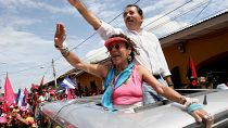 En esta foto de archivo, Daniel Ortega y su esposa Rosario Murillo saludan a sus partidarios durante un acto de campaña en Granada, Nicaragua. El 22 de octubre de 2006.