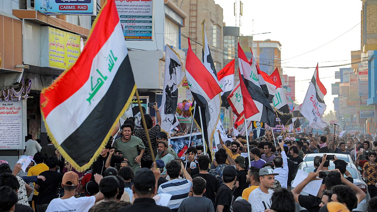 متظاهرون في ساحة الحبوبي وسط مدينة الناصرية العراقية  في 25 أكتوبر 2021 ، لإحياء الذكرى الثانية لحركة أكتوبر 2019 لاحتجاجية.