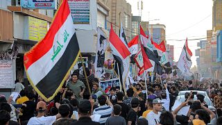 متظاهرون في ساحة الحبوبي وسط مدينة الناصرية العراقية  في 25 أكتوبر 2021 ، لإحياء الذكرى الثانية لحركة أكتوبر 2019 لاحتجاجية.