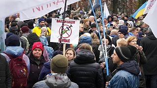 Impfgegnerinnen und -gegner protestieren in Kiew in der Ukraine
