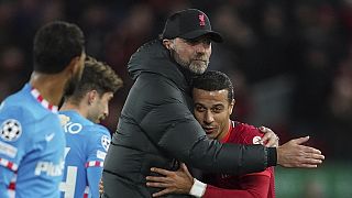 Liverpools Trainer Klopp beglückwünscht  Thiago.