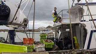 Zarpa del puerto francés de El Havre el arrastrero británico retenido por pescar sin licencia