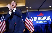 El republicano Glenn Youngkin celebra su victoria en Virginia