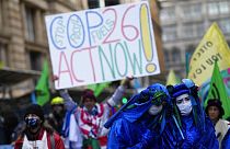 Activistas de Extension Rebellion protestan frente a las instalaciones de JP Morgan en Glasgow, donde se celebra la COP26.