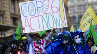Relatório acentua desconfiança e protestos à porta da COP26