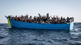 Barco de madeira sobrelotado de migrantes auxiliado no Mediterrâneo