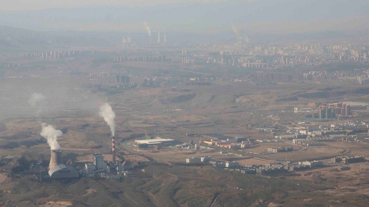دود و بخار از برج‌های نیروگاه حرارتی اورومچی در منطقه خودمختار اویغور سین کیانگ در غرب چین  برمی‌خیزد