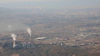 دود و بخار از برج‌های نیروگاه حرارتی اورومچی در منطقه خودمختار اویغور سین کیانگ در غرب چین  برمی‌خیزد