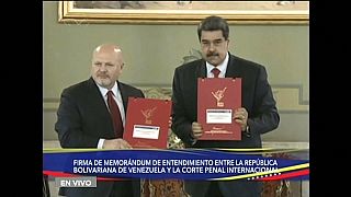 El fiscal jefe de la CPI, Karim Khan, y el presidente de Venezuela, Nicolás Maduro.