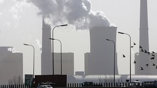 انبعاثات ثاني أوكسيد الكربون من محطة كهرباء في بكين.