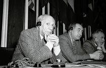 پابلو پیکاسو در سمت چپ تصویر در کنگره جهانی پارتیزانهای صلح سال ۱۹۴۹