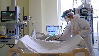 Védőfelszerelést viselő orvos egy beteget vizsgál egy székesfehérvári kórházban 2021. április 28-án.