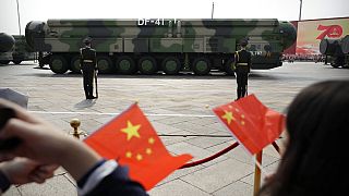 ballisztikus rakétát szállító jármű egy kínai katonai parádén