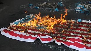 متظاهرون يحرقون العلمين الأمريكي والإسرائيلي في طهران