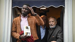 Mohamed Mbougar Sarr lors de la réception du prix Goncourt, le 3 novembre 2021 (Paris, France)