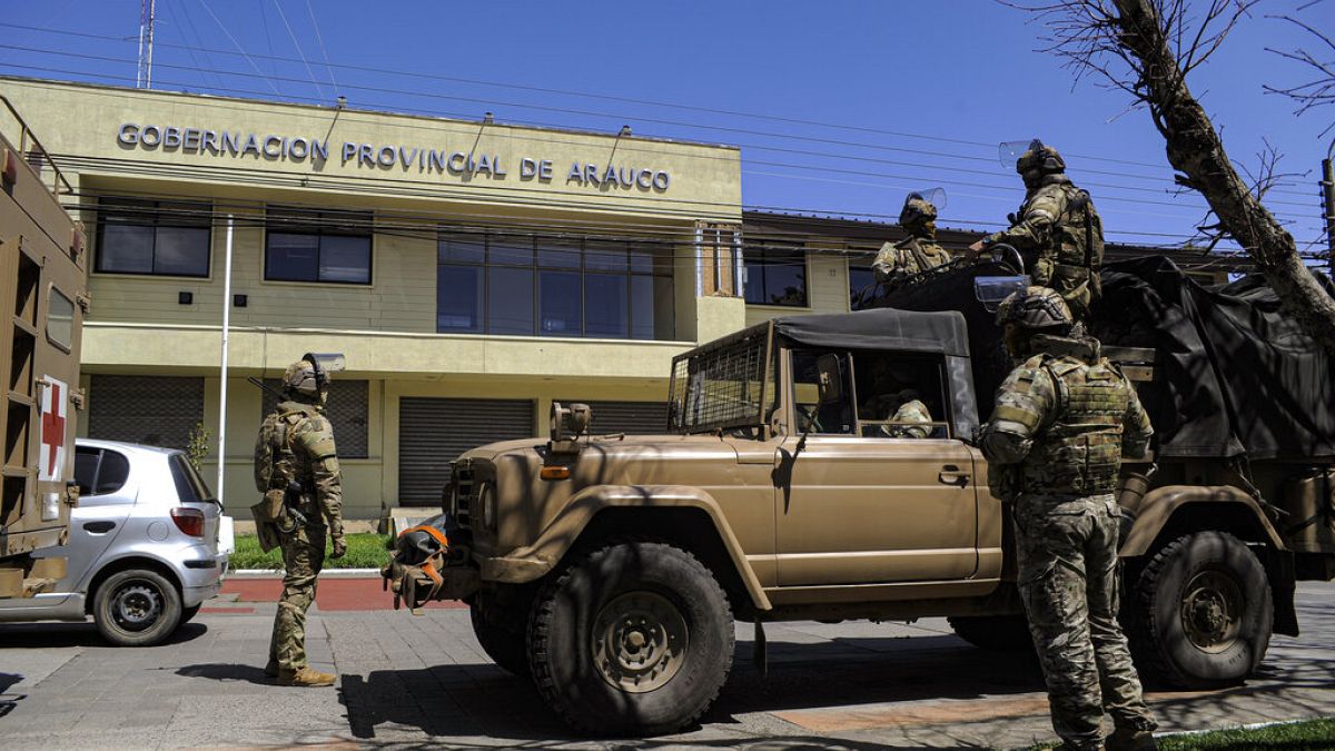 Soldados patrullan el frente de un edificio del gobierno provincial en Arauco, en la región de la Araucanía, en el sur de Chile, tras la declaración del estado de excepción.