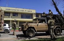 Soldados patrullan el frente de un edificio del gobierno provincial en Arauco, en la región de la Araucanía, en el sur de Chile, tras la declaración del estado de excepción.