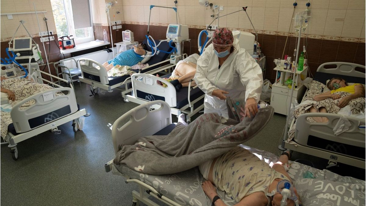بیماران کووید-۱۹ در بخش مراقبت‌های ویژه بیمارستانی در خارکیف اوکراین