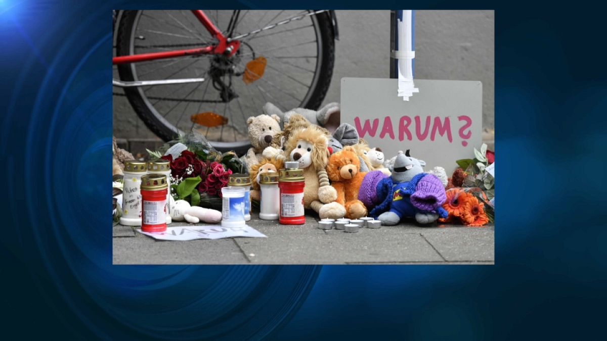 Игрушки и цветы в Золингене, у дома, в котором были убиты пятеро детей