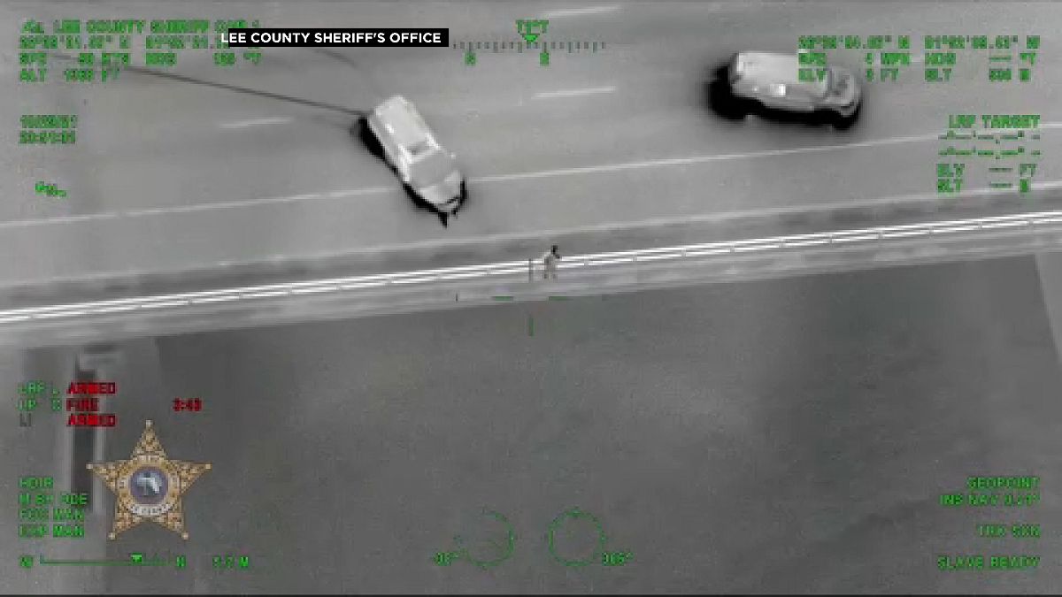 رجلٌ يقفز من على جسر مرتفع بولاية فلوريدا الأمريكية في محاولة منه للهروب من الشرطة التي تطارده بعدما اشبهت بأنه قد سرق الشاحنة التي يقودها 