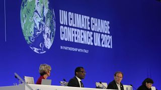 Kwasi Kwarteng, segundo a la izquierda, Secretario de Estado británico de Negocios, Energía y Estrategia Industrial habla sobre en la COP26 en Glasgow, el 4 de noviembre.