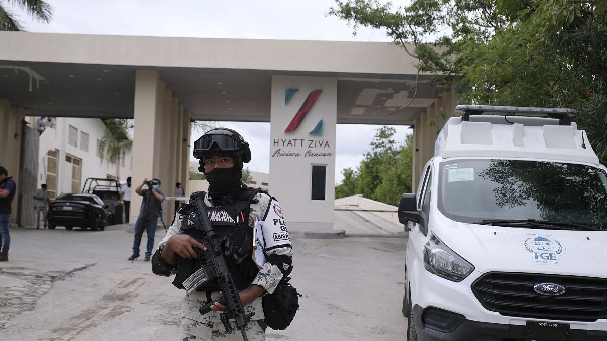 Fuerzas gubernamentales vigilan la entrada del hotel tras un enfrentamiento armado cerca de Puerto Morelos, 4/11/2021, Quintana Roo, México
