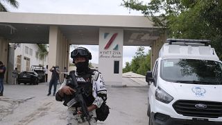 Fuerzas gubernamentales vigilan la entrada del hotel tras un enfrentamiento armado cerca de Puerto Morelos, 4/11/2021, Quintana Roo, México