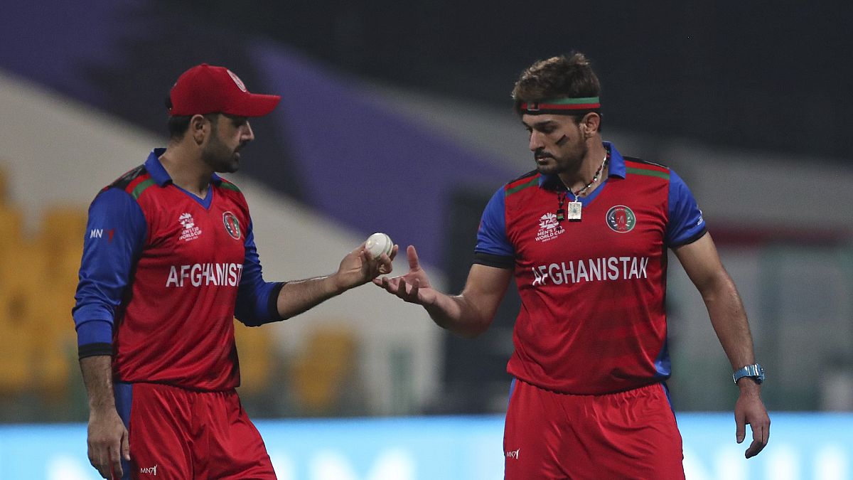دو نفر از بازیکنان تیم کریکت مردان افغانستان که مقابل هند به میدان رفتند