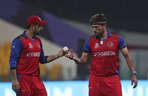 دو نفر از بازیکنان تیم کریکت مردان افغانستان که مقابل هند به میدان رفتند