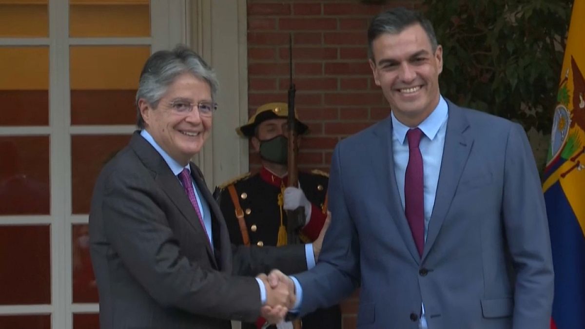 El presidente de Ecuador, Guillermos Lasso, es recibido por el presidente del Gobierno español, Pedro Sánchez, en Madrid, España, el 4 de noviembre de 2021.