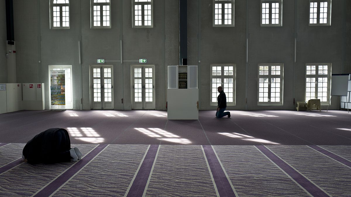 رجل يصلي في مسجد بأمستردام، هولندا. 